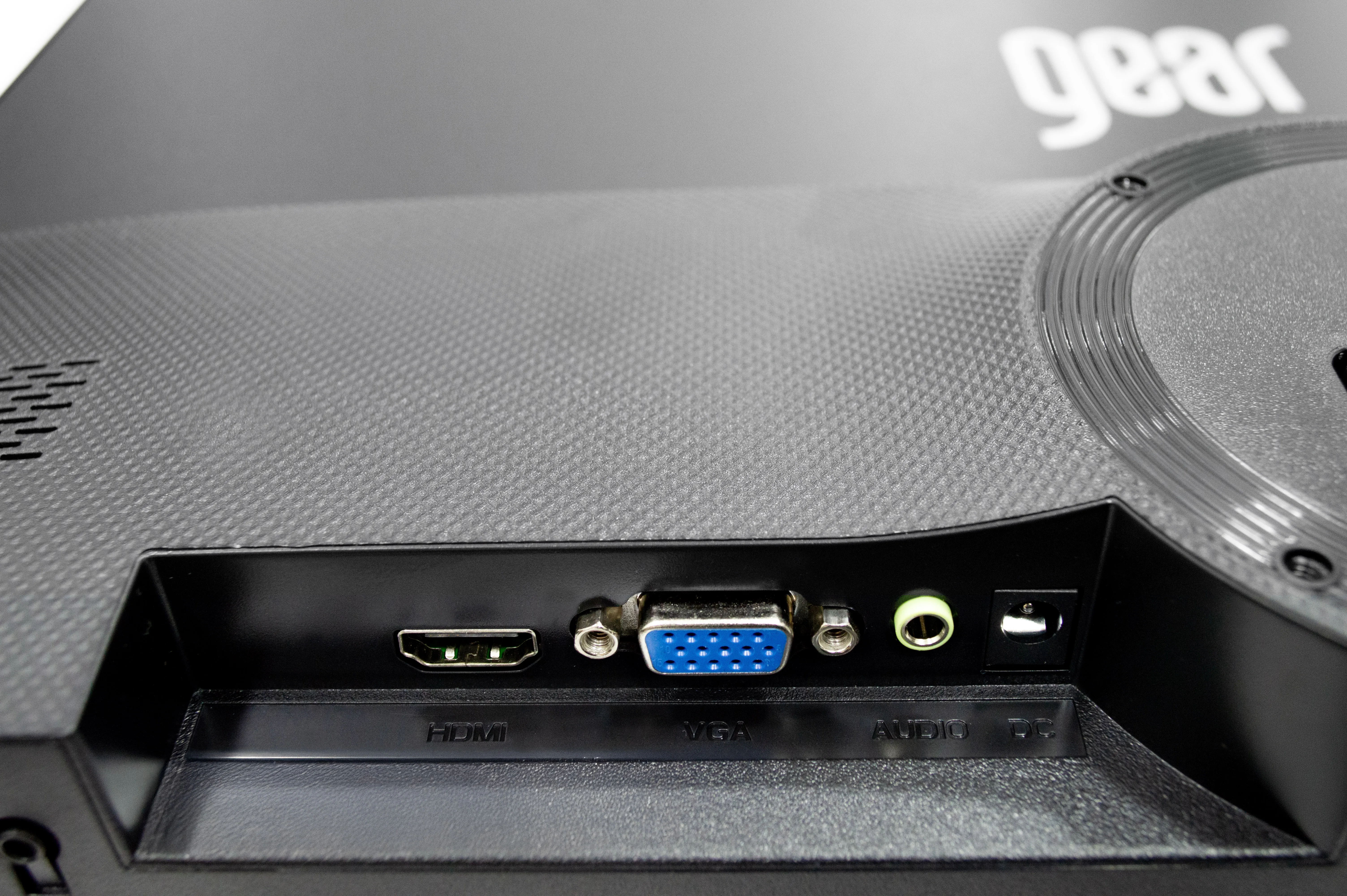 Monitor Gear Full HD, Panel IPS Vista trasera del monitor Full HD con conectores accesibles y diseño moderno.