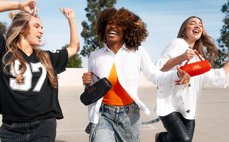 Vista trasera del parlante port&aacute;til JBL Charge 6 con detalles del panel de puertos